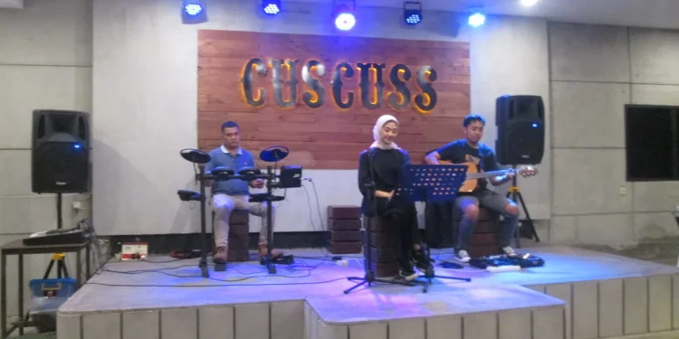 Live music sebagai hiburan di Cuscuss cafe.