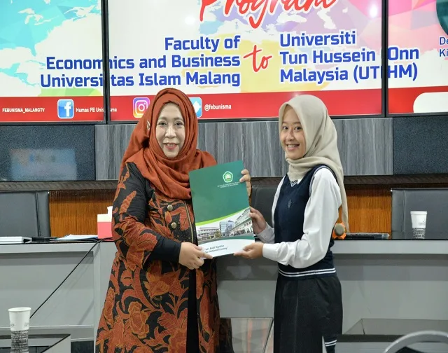 Salah satu peserta student exchange FEB UNISMA dilepas oleh dekan Nur Diana.