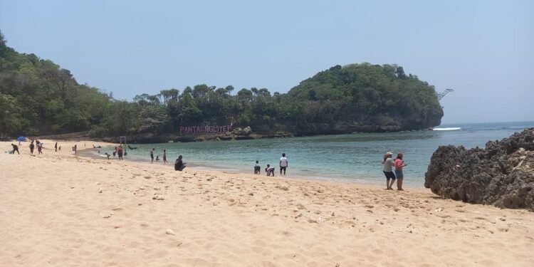 Pantai Ngliyep, salah satu destinasi wisata di Kabupaten Malang.