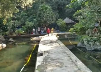 Suasana di dalam pemandian sumber polaman.