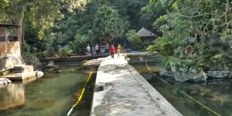 Suasana di dalam pemandian sumber polaman.