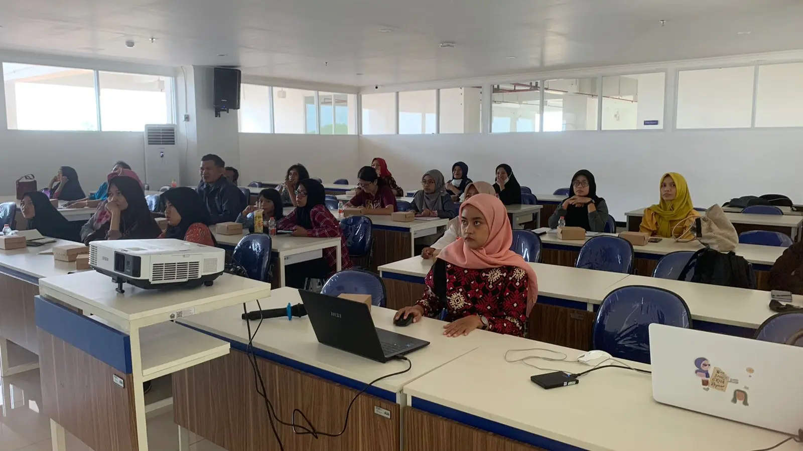Suasana kelas klinik bisnis oleh Founder Rambak Sapi Happy Khan yang diikuti antusias pelaku UMKM di Malang.