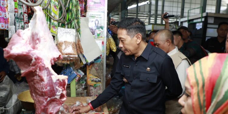 Pj Wali Kota Malang melakukan sidak ke beberapa pasar di Kota Malang. Foto / dok Forkopim Setda Kota Malang