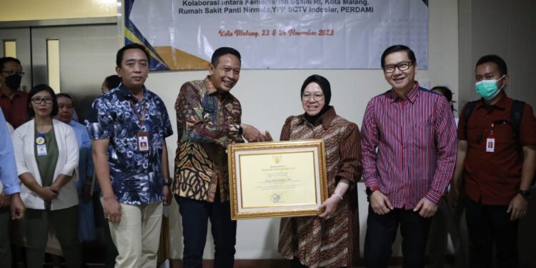 Pj Wali Kota Malang terima penghargaan dari Menteri Sosial RI yang diserahkan dalam pelaksanaan operasi katarak gratis. Foto / dok Prokopim Setda Kota Malang
