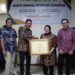 Pj Wali Kota Malang terima penghargaan dari Menteri Sosial RI yang diserahkan dalam pelaksanaan operasi katarak gratis. Foto / dok Prokopim Setda Kota Malang