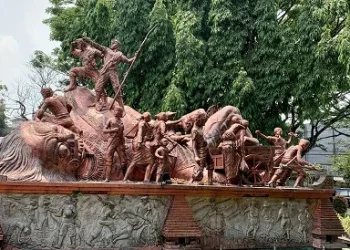 Monumen Juang 45 yang terletak di Jalan Kertanegara, Kota Malang, tepatnya di depan Setasiun Kota Baru.