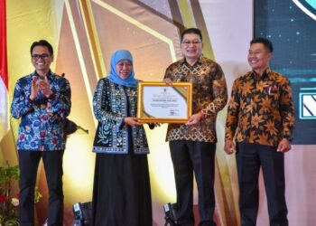 Wakil Bupati Malang, Didik Gatot Subroto menerima penghargaan dari Gubernur Jawa Timur, Khofifah Indar Parawansa.