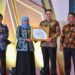 Wakil Bupati Malang, Didik Gatot Subroto menerima penghargaan dari Gubernur Jawa Timur, Khofifah Indar Parawansa.
