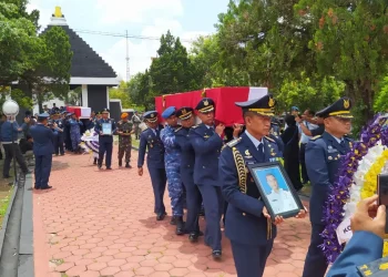 Prosesi pemakaman 3 orang prajurit TNI AU yang gugur dalam insiden pesawat jatuh di TMP Suropati Malang, Jumat (17/11/2023).