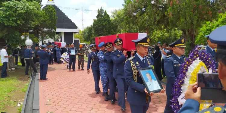 Prosesi pemakaman 3 orang prajurit TNI AU yang gugur dalam insiden pesawat jatuh di TMP Suropati Malang, Jumat (17/11/2023).