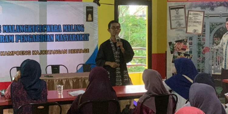 Suasana pendampingan kepada masyarakat yang dilakukan oleh STIE Malangkucecwara.
