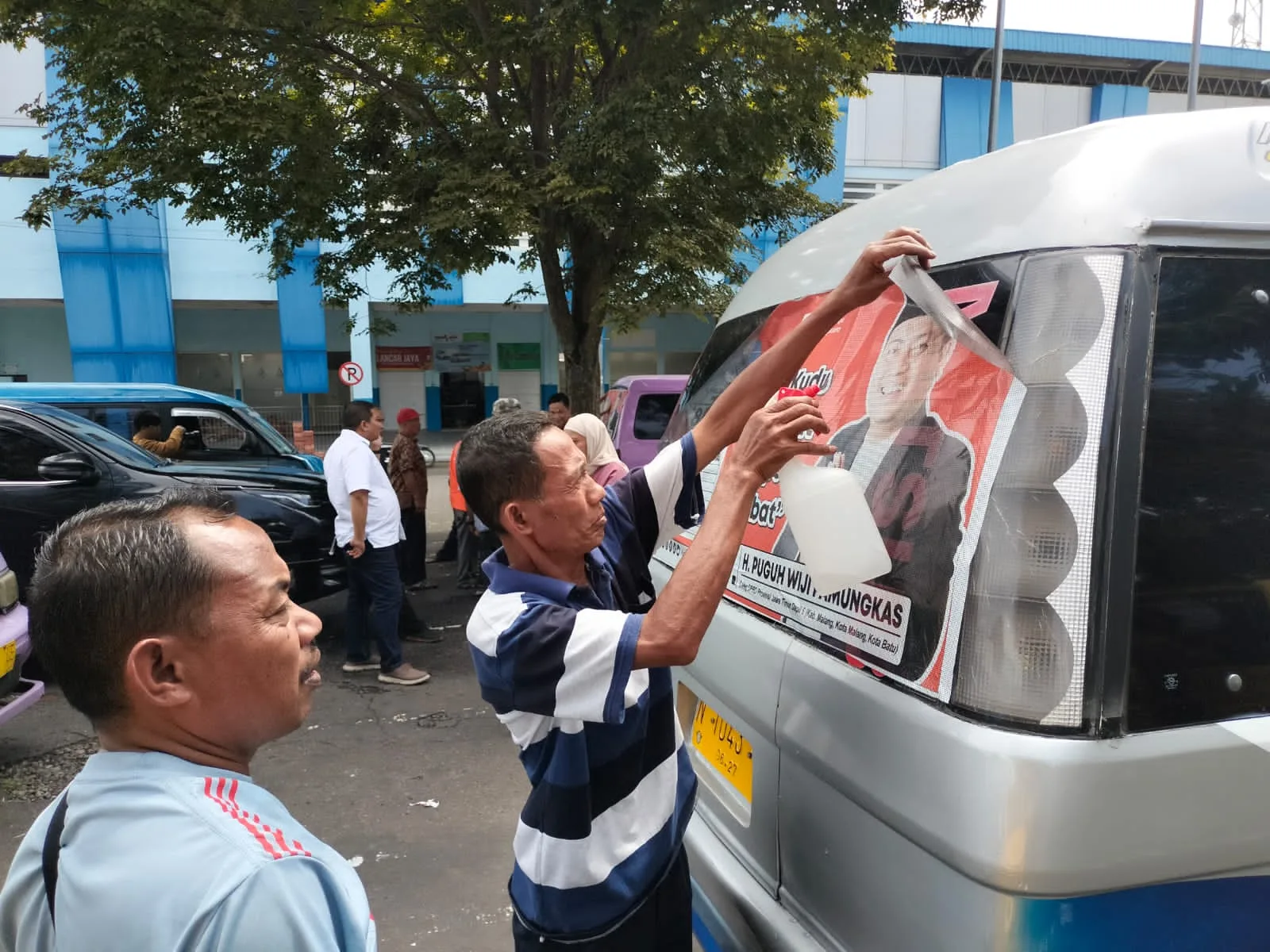 Para supir angkot menempel stiker Puguh Wiji Pamungkas yang akan maju sebagai Caleg DPRD Provinsi Jatim pada Pileg 2024.