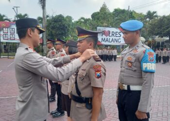 Kapolres Malang, AKBP Putu Kholis Aryana menyematkan tanda pangkat.