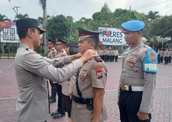 Kapolres Malang, AKBP Putu Kholis Aryana menyematkan tanda pangkat.