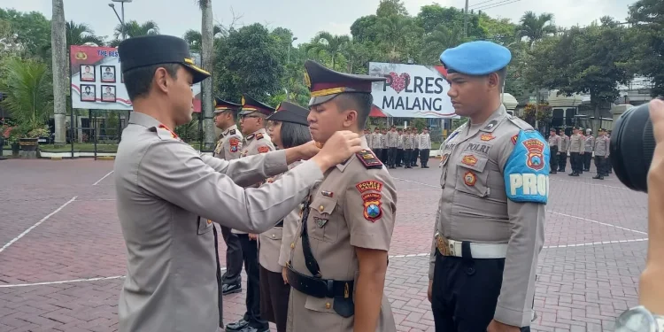 Kapolres Malang, AKBP Putu Kholis Aryana menyematkan tanda pangkat.