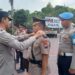 Kapolres Malang, AKBP Putu Kholis Aryana menyematkan tanda pangkat.