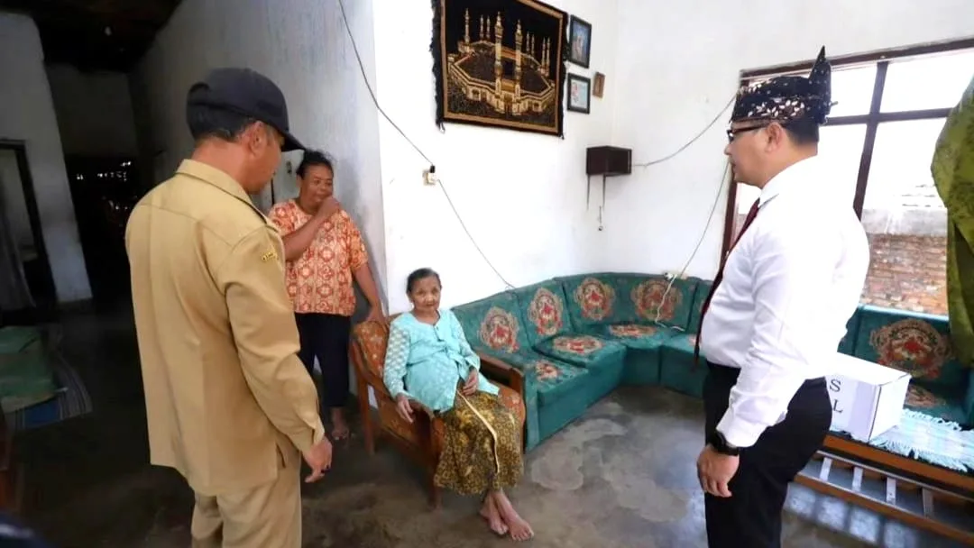 Pj Wali Kota Batu Aries Agung Paewai saat menyambangi warga kurang mampu di Kota Batu.