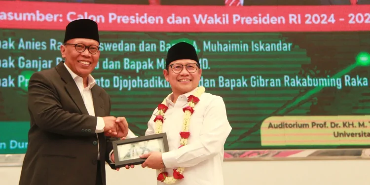 Rektor Unisma, Prof. Dr. H. Maskuri, M.si. dan Bakal Calon Wakil Presiden A.Muhaimin Iskandar, saat Pemberian Pelakat  pada sharing sessions Calon Presiden dan Wakil Presiden dengan meneguhkan komitmen pembangunan  bidang ekonomi, pedidikan dan kebudayaan menuju Indonesia unggul, Rabu (1/11/23). /rubianto-tugu malang.