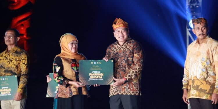 Gubernur Jawa Timur, Khofifah Indar Parawansa memberikan penghargaan kepada Wakil Bupati Malang, Didik Gatot Subroto dalam ajang East Java Tourism Awards 2023. Foto: Pemkab Malang