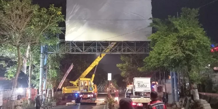 reklame bando di kota Batu