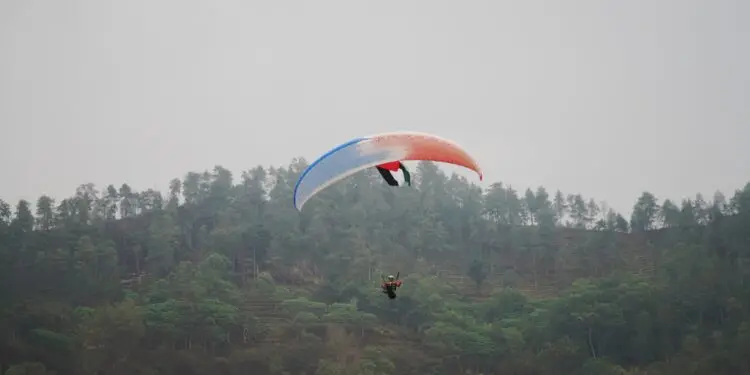 32 atlet dari berbagai daerah bertarung di Kejuaraan Paralayang Piala Wali Kota Liga Jatim Seri IV tahun 2023. Foto: Prokopim KWB