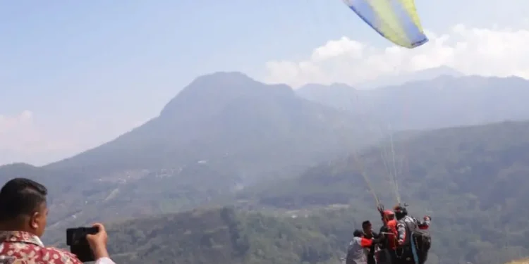 Event sport tourism paralayang menjadi daya tarik tersendiri bagi wisatawan untuk berkunjung ke Kota Batu. Foto: Prokopim KWB