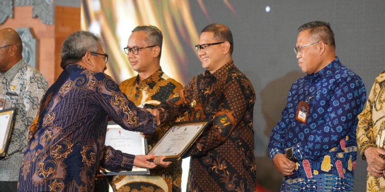 Pj Wali Kota Batu Aries Agung Paewai saat menerima penghargaan Bhumandal Award 2023 atas pemanfaatan informasi geospasial dalam tata pemerintahannya. Foto: Prokopim KWB