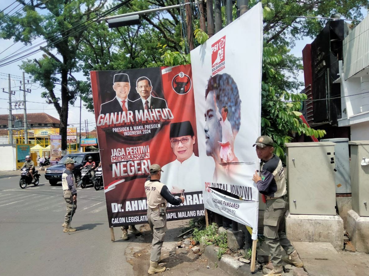 satpol pp Pemkot Malang copoti baliho caleg