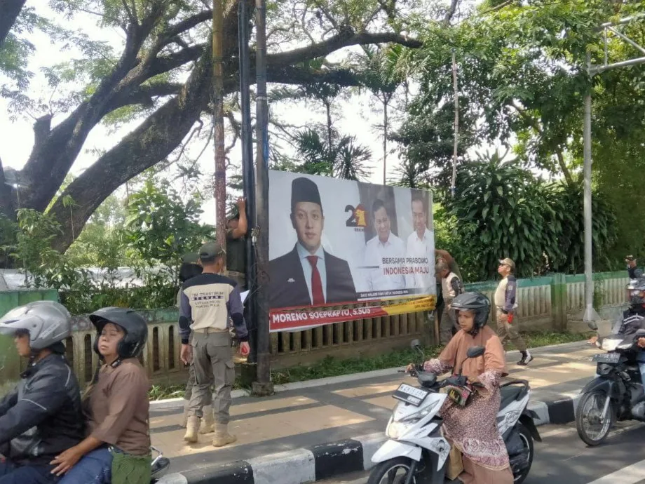 satpol pp Pemkot Malang copoti baliho caleg