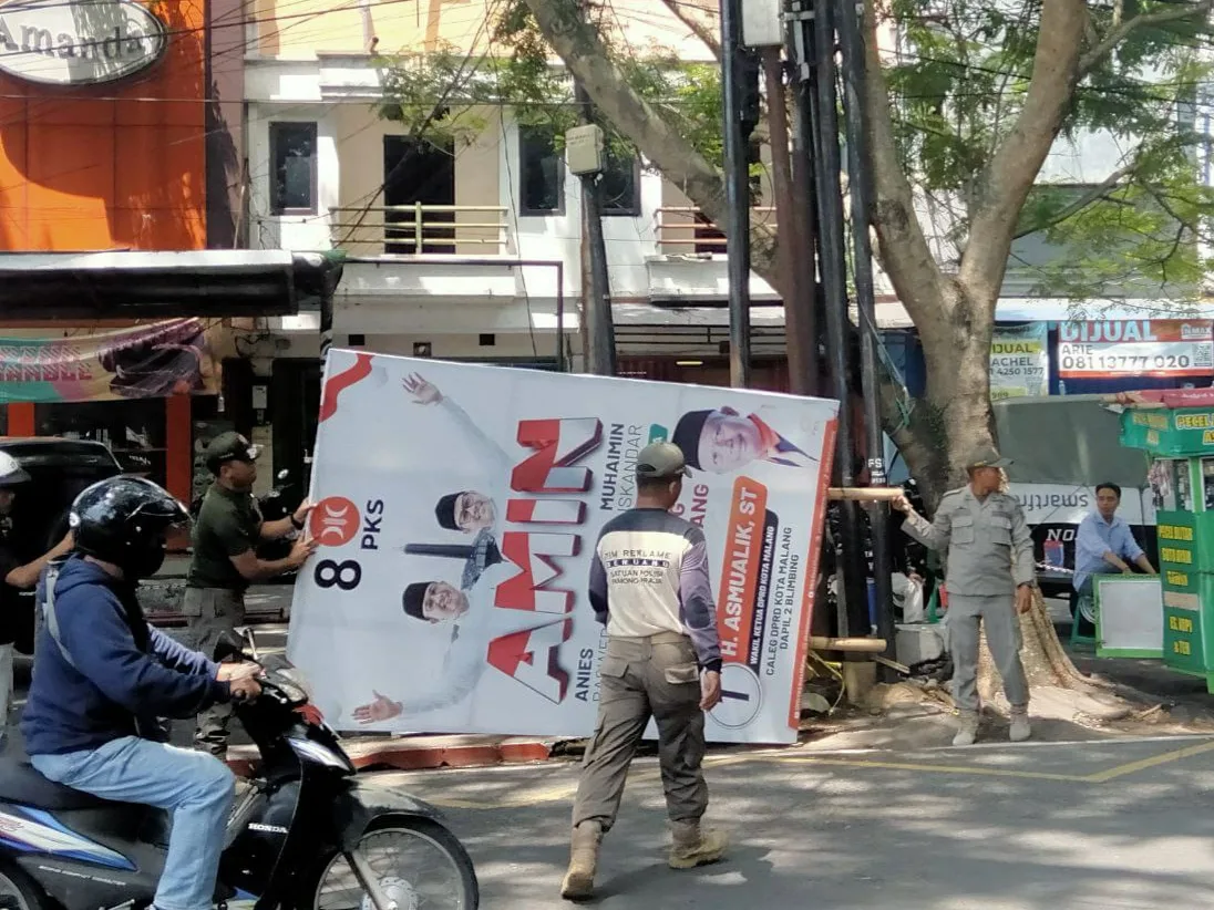 satpol pp Pemkot Malang copoti baliho caleg