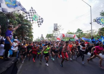 Pj Wali Kota Batu Aries Agung Paewai membuka KWB Run 2023 yang diikuti sekitar 4.025 peserta pada Minggu (19/11/2023). Foto: Prokopim KWB