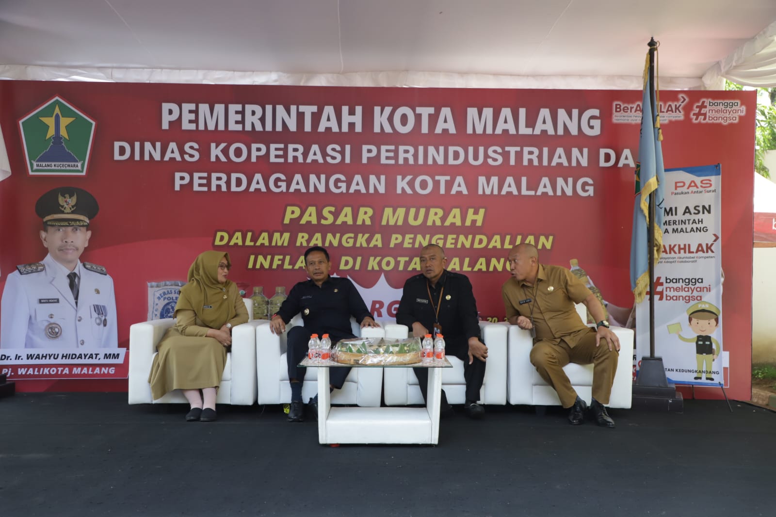 PJ Wali Kota Malang saat pembukaan operasi pasar murah.