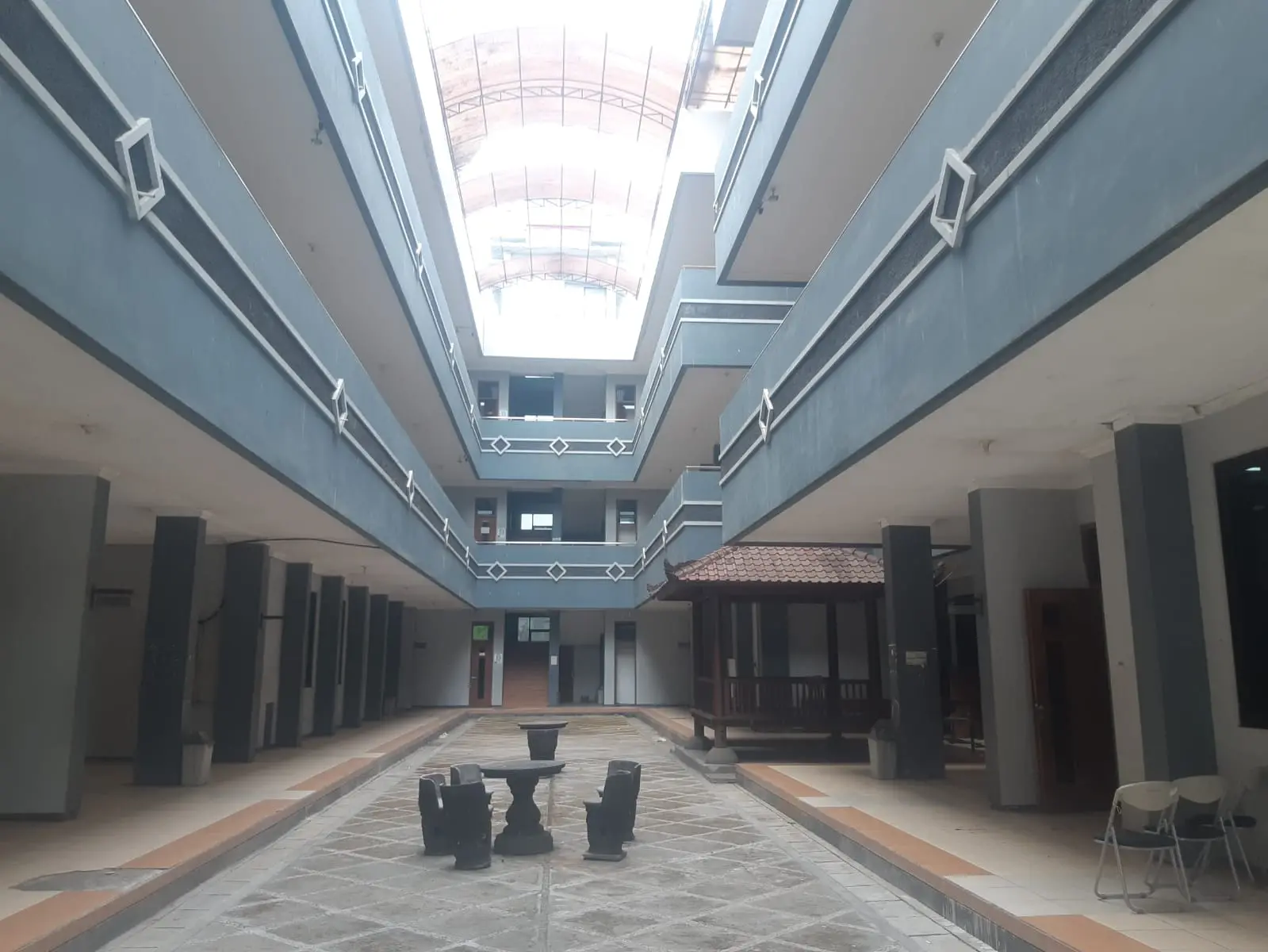 Kampus Sepi tak ada perkuliahan.