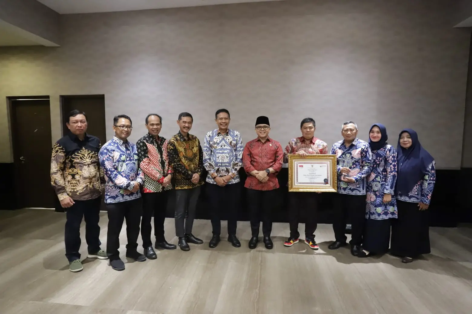 bersama jajaran terkait usai menerima penghargaan pelayanan publik tahun 2023