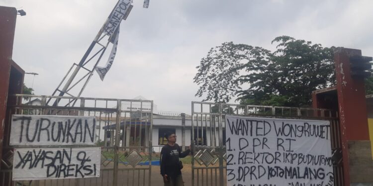 coretan protes di Poltekom Malang