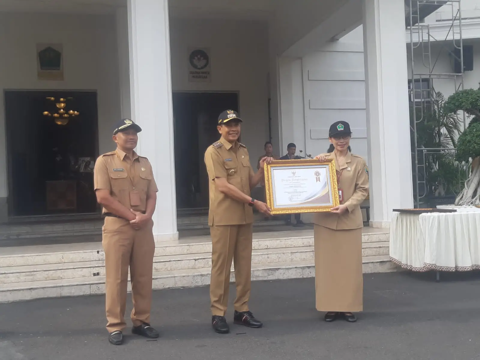 PJ Wali Kota Malang serahkan penghargaan
