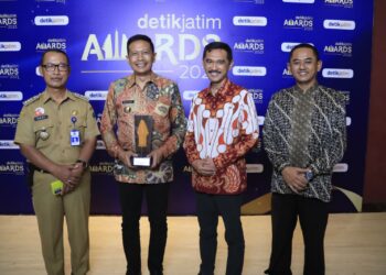 Pj Wali Kota Malang Wahyu Hidayat terima penghargaan anugerah program ekonomi terpuji. Foto / dok Prokompim Setda Kota Malang