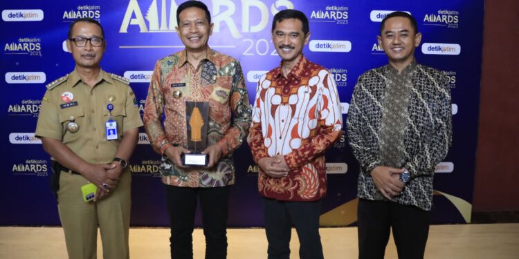Pj Wali Kota Malang Wahyu Hidayat terima penghargaan anugerah program ekonomi terpuji. Foto / dok Prokompim Setda Kota Malang