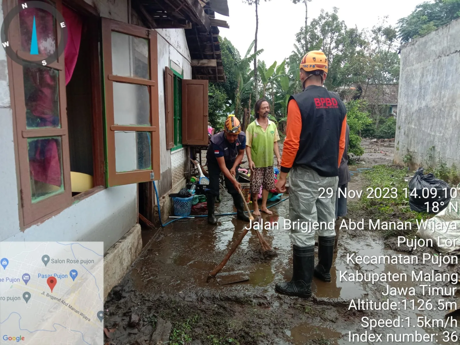 Membersihkan sisa banjir.