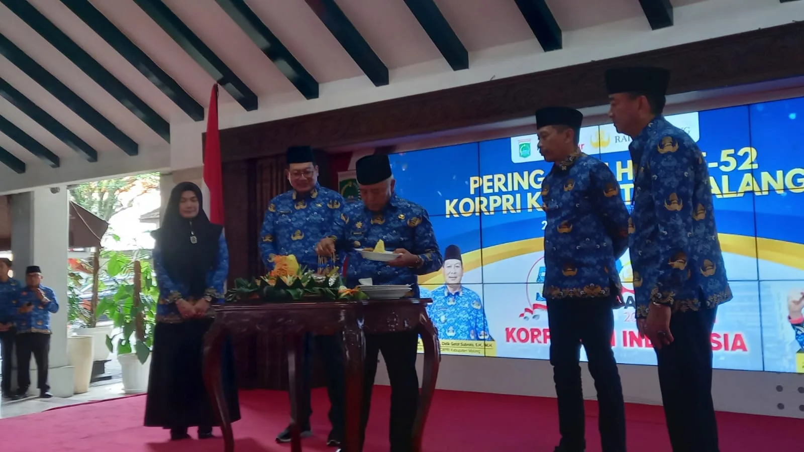 Bupati Malang Potong Tumpeng