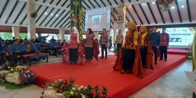 Peragaan busana batik