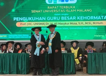 Prof (HC Unisma) Ali Masykur Musa usai menyerahkan naskah pengukuhan kepada Rektor Unisma Prof Maskuri MSi.