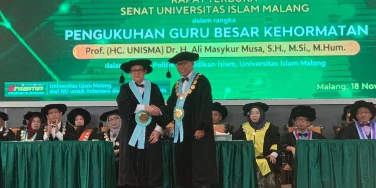 Prof (HC Unisma) Ali Masykur Musa usai menyerahkan naskah pengukuhan kepada Rektor Unisma Prof Maskuri MSi.
