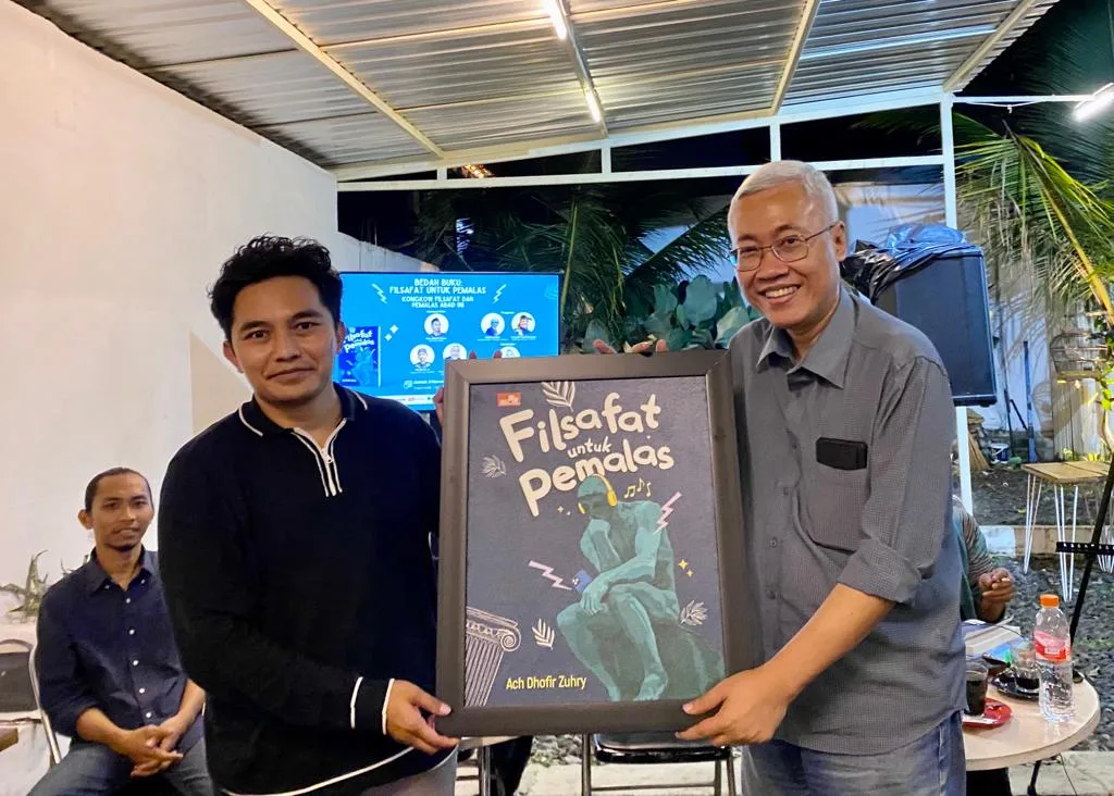 Pemberian cendera mata oleh Pak Eko Nugroho selaku editor Gramedia kepada penulis buku “Filsafat untuk Pemalas”