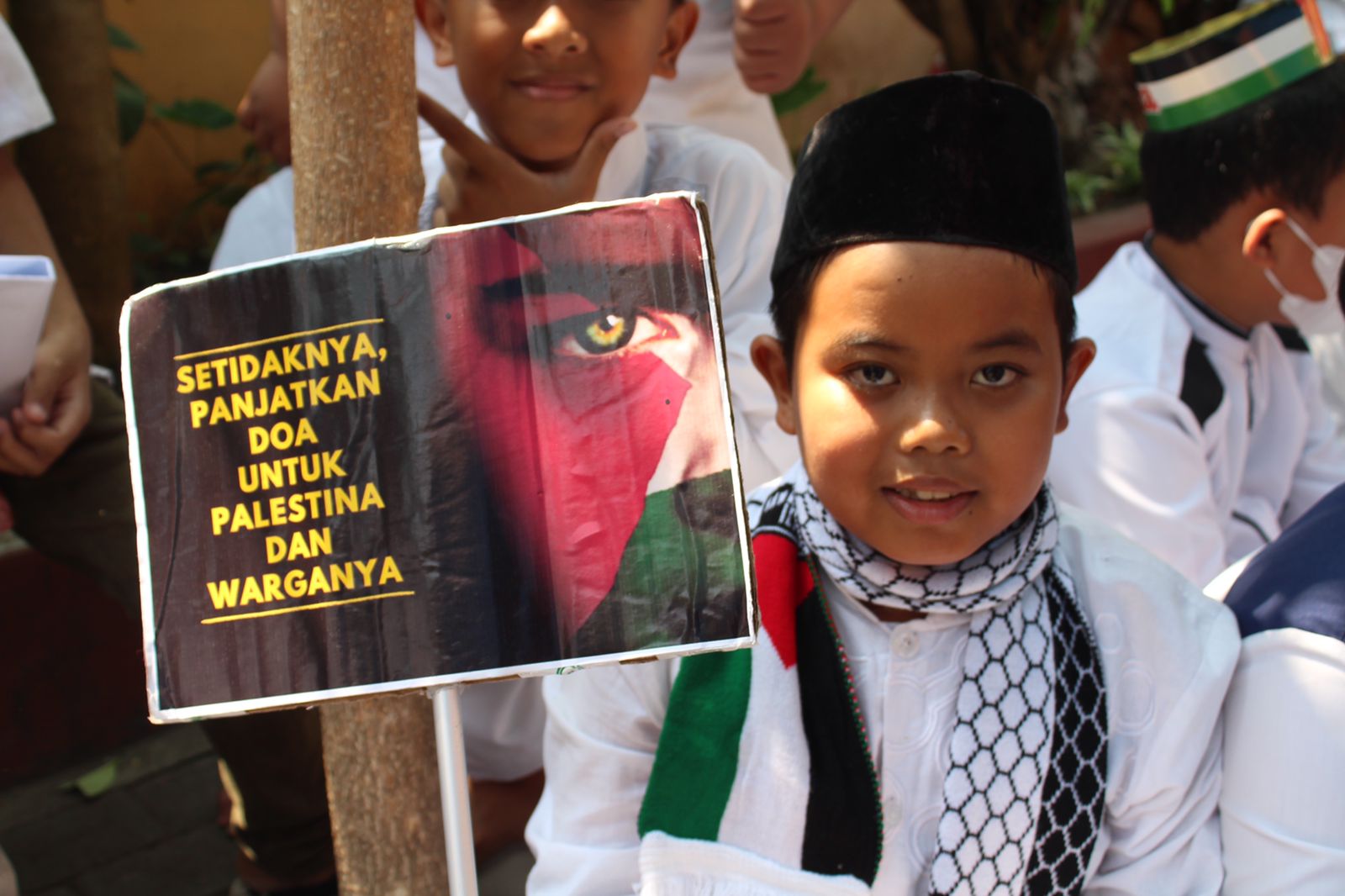 Salah satu siswa membawa poster sebagai bentuk empati bela palestina.