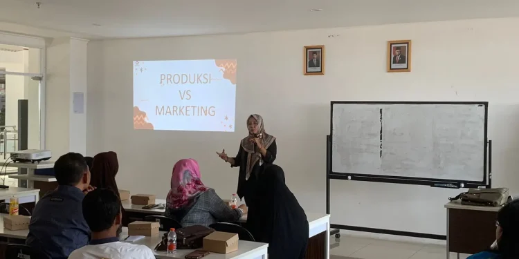 Founder Rambak Sapi, Happy Khan, saat memaparkan materi yang diikuti antusias pelaku UMKM di Malang.