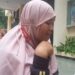 Seorang ibu menangis haru usai menerima paket sembako murah dalam program Pasar Murah di Kota Malang.