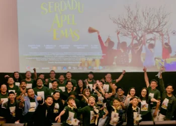Para sineas di Malang Raya beserta seluruh aktor Film Serdadu Apel Emas berfoto bersama usai Private Screening di Mopic Cinema.