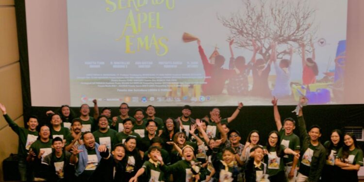 Para sineas di Malang Raya beserta seluruh aktor Film Serdadu Apel Emas berfoto bersama usai Private Screening di Mopic Cinema.
