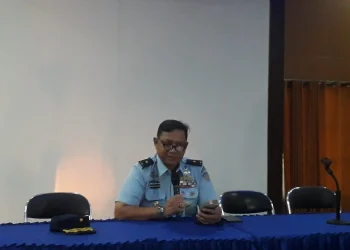 Kepala Dinas Penerangan Angkatan Udara, Marsekal Pertama TNI R Agung Sasongkojati memberikan keterangan resmi di Lanud Abdulrachman Saleh Malang.
